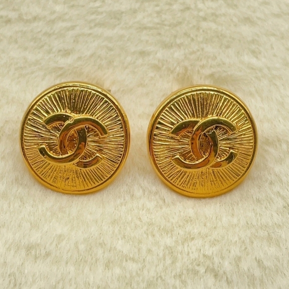 100% Authentic Chanel Coco Marks Round GP Earrings W/Box/Bag - Picture 5 of 15